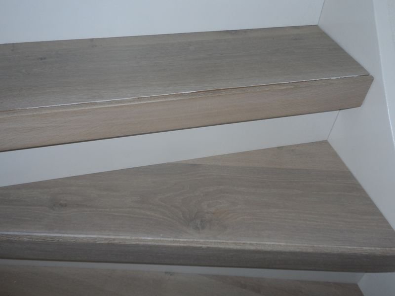 Slider-traprenovatie.-Trapredes-multiplank-eiken-inkleuren-met-17eeuws-wit-en-afwerken-met-osmo-3032-met-een-antislip-strip.-Witte-stootborden-plaatsen-2