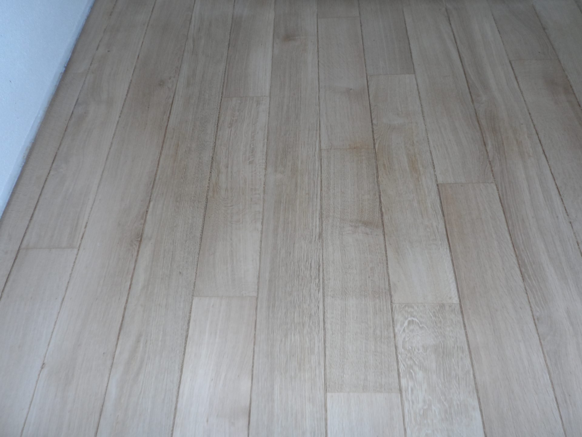 vloer-renovatie-Eiken-tapis-vloer-schuren-borsten-en-inkleuren-met-Ceranova-grijs-afwerken-met-een-naturelle-olie-6